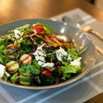 Świeże spojrzenie na sałatki: Od azjatyckiej kapusty po nowojorskie kompozycje